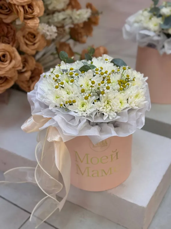 Белые мелкие цветы в персиковой коробке
