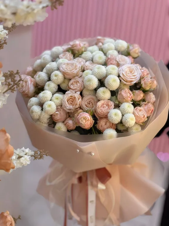 Пышный букет из кремовых и персиковых кустовых роз