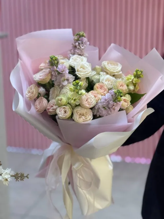 Нежно-розовые розы с белыми цветами в сиреневой упаковке