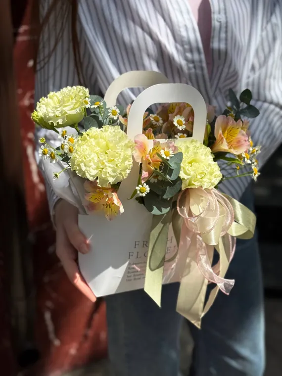 Композиция с жёлто-зелёными цветами в коробке с ручкой