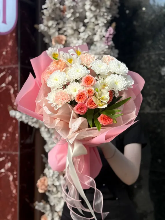 Коралловые розы и белые цветы в розовой упаковке