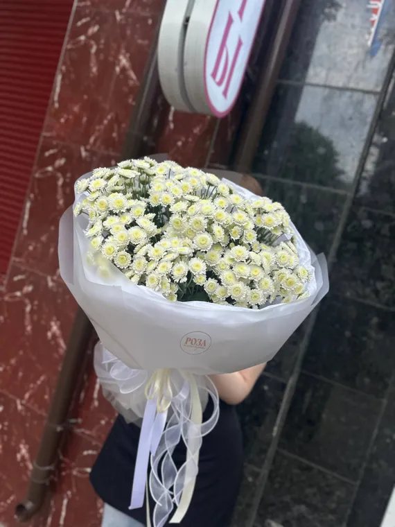 Округлый белый букет в серой упаковке с длинными лентами