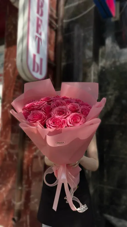 Розовые розы в лаконичной розовой упаковке