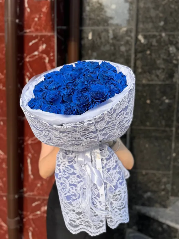 Синий букет в белой ажурной упаковке