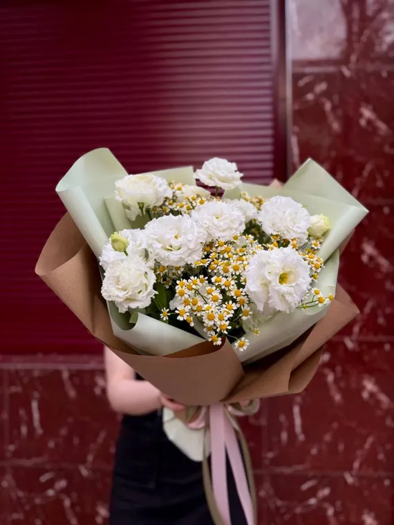 Белые цветы в крафтовой упаковке с сиреневыми акцентами