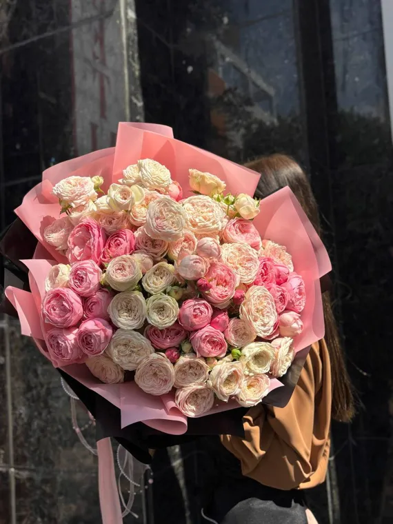 Пышный букет из персиковых и розовых роз