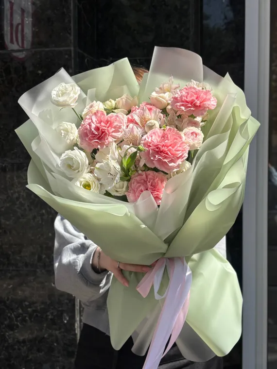 Розовые розы и белые цветы в зелёной упаковке