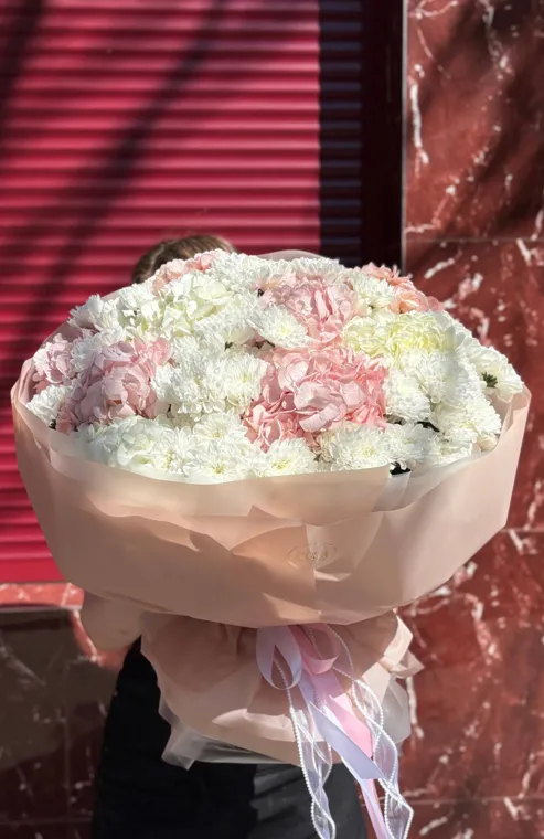 Светлый округлый букет с персиково-розовыми акцентами
