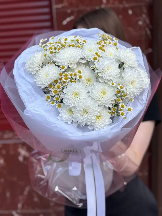 Белые хризантемы в голубой упаковке с розовой лентой