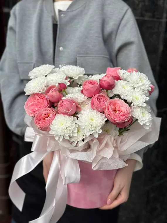 Розовые розы и белые цветы в розовой коробке