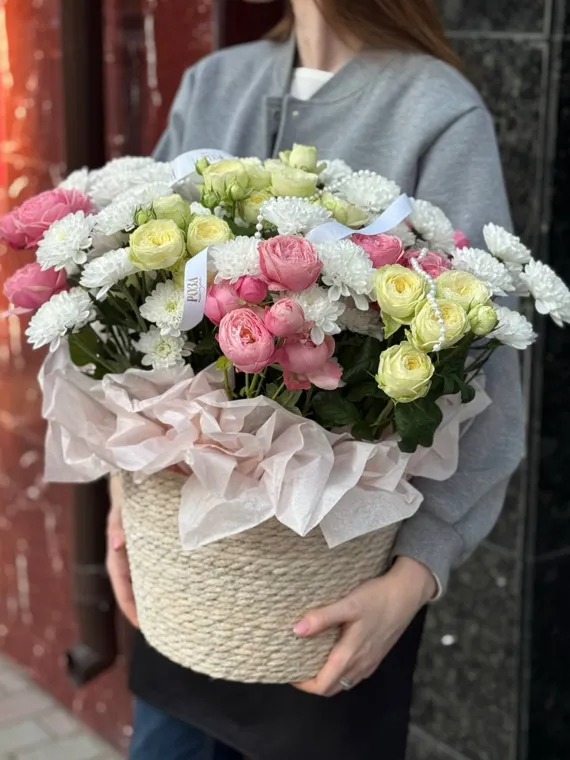 Плетёная корзина с белыми цветами и розовыми розами