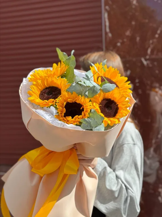Яркие подсолнухи и длинные солнечные ленты