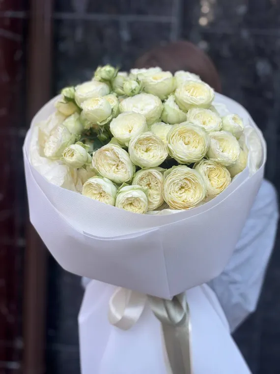 Белые розы в лаконичной белой упаковке