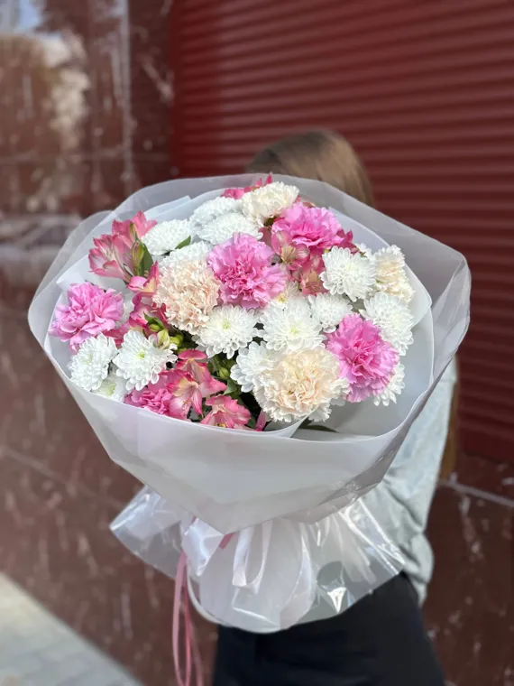 Розово-белый сборный букет в серой упаковке