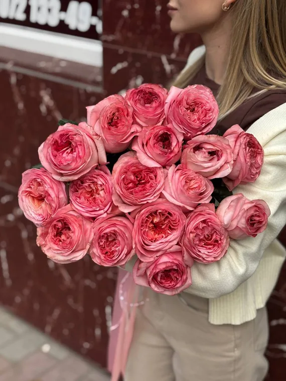Кораллово-розовые розы со свободными стеблями