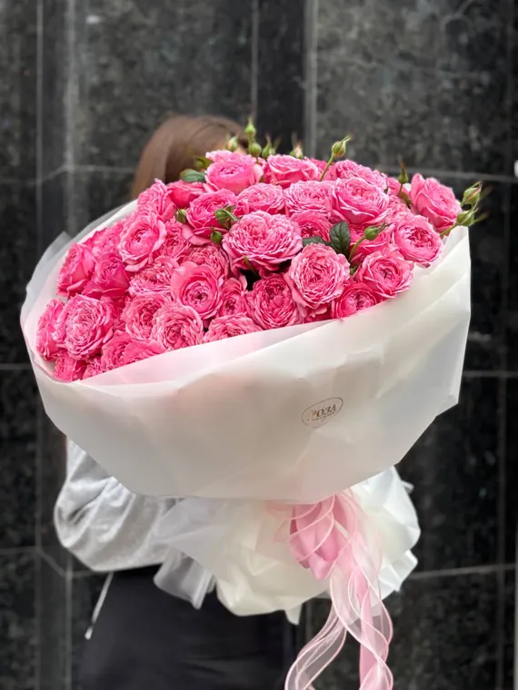 Пышный букет из розовых роз в белой упаковке