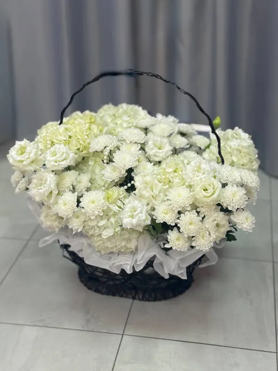 Светлая цветочная корзина с тёмной ручкой