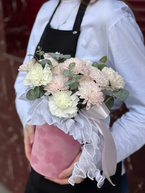 Светлая композиция в розовой коробке с тонкими воздушными веточками