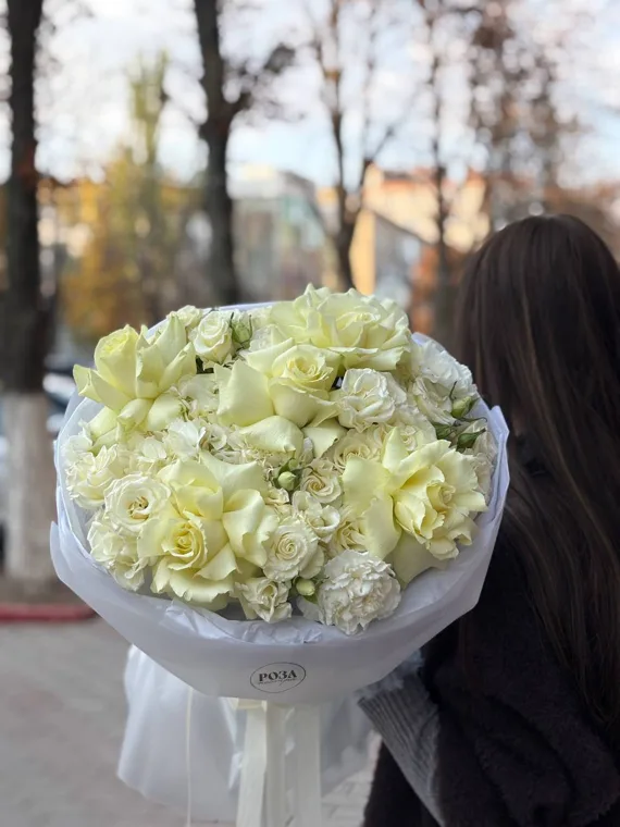 Светло-зелёные и белые цветы в воздушном букете