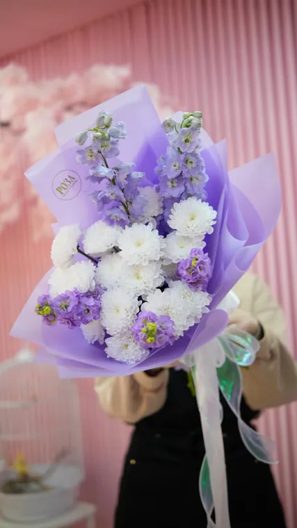 Белые и сиреневые цветы в голубом оформлении