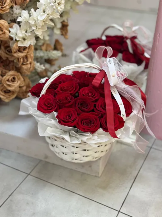 Красные розы в белой плетёной корзине