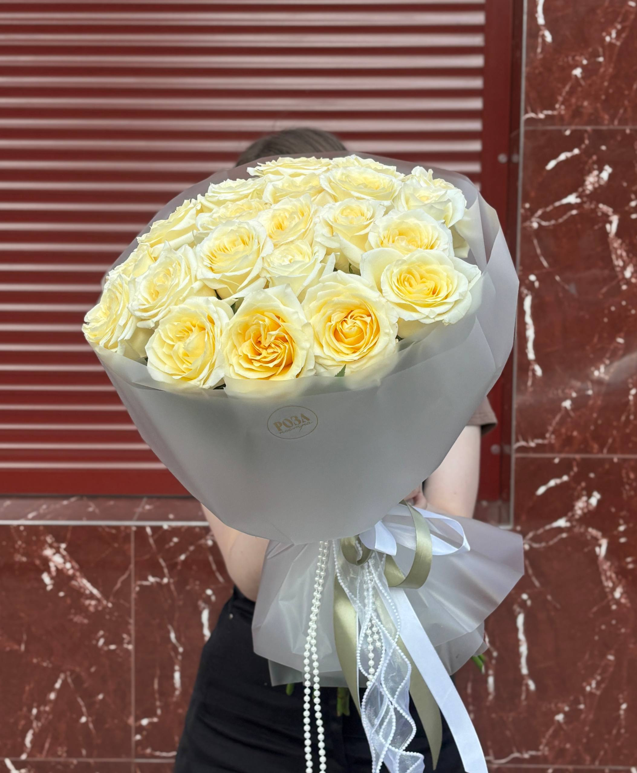 Чистое белое. Состав: 21 роза