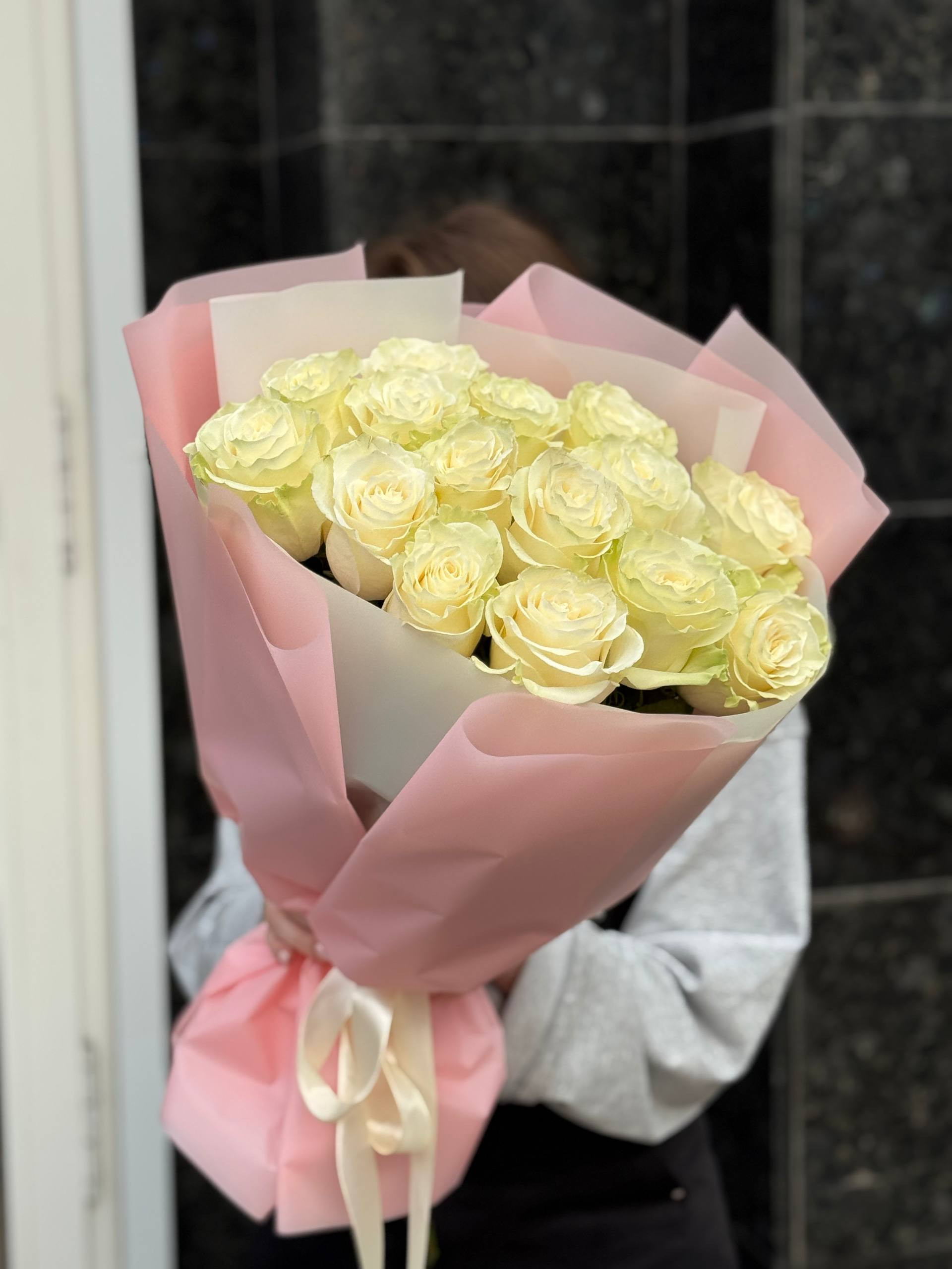 Белый узор. Состав: 15 роз